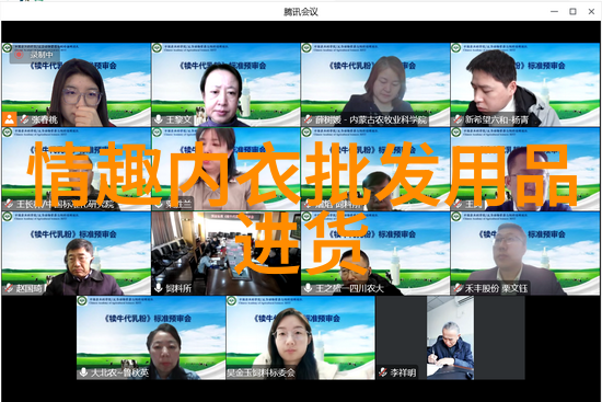易烊千玺出席青年论坛 身着灰色休闲西装为青年发声
